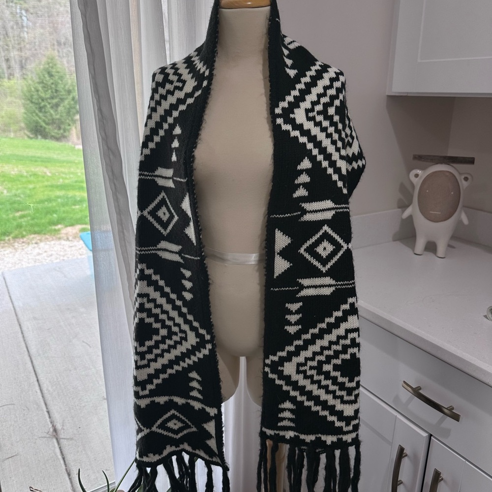 Black and White Geometric Pattern Scarf